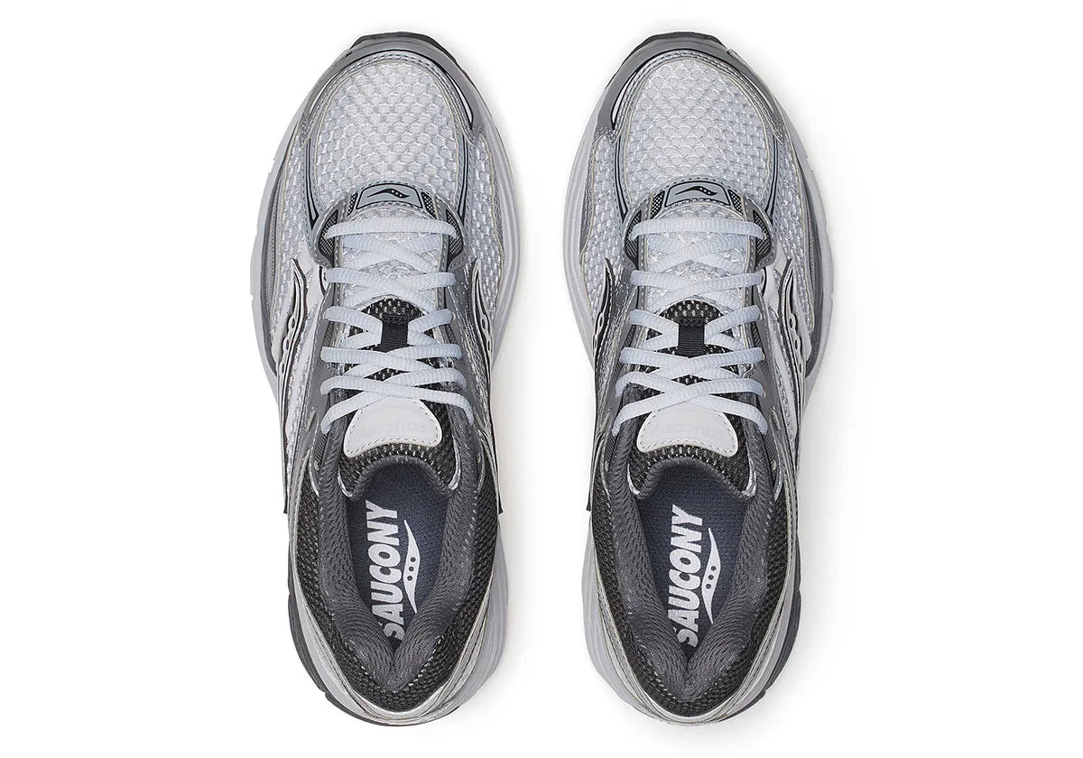 Image de la Saucony ProGrid Omni 9 Microchip, sneaker grise en mesh avec renforts métallisés argent/graphite et semelle technique ProGrid.