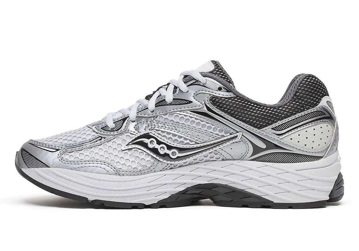 Image de la Saucony ProGrid Omni 9 Microchip, sneaker grise en mesh avec renforts métallisés argent/graphite et semelle technique ProGrid.